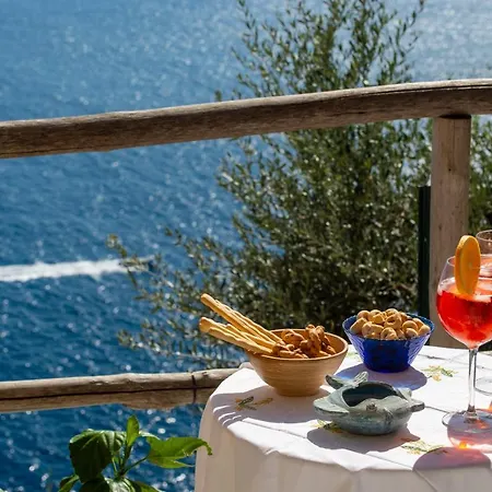 Sea Side Solandra 公寓 *